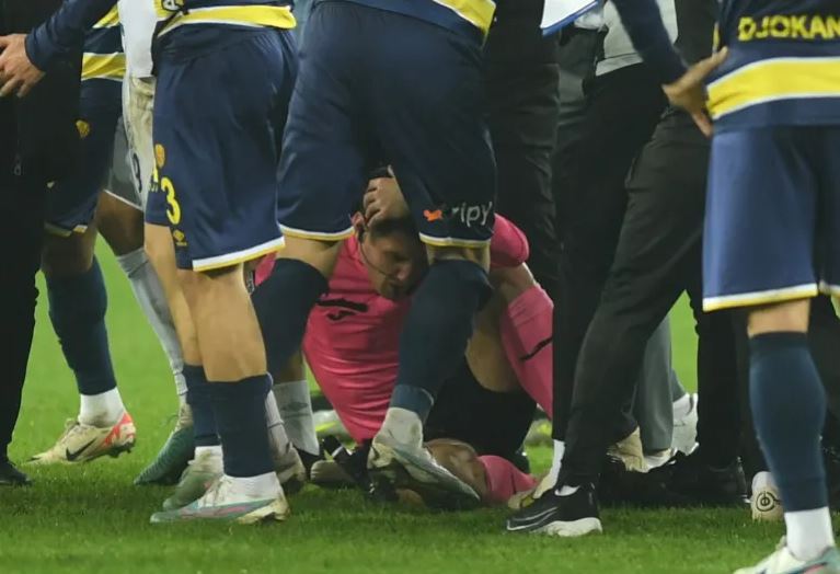 Turkey suspends football after referee atack