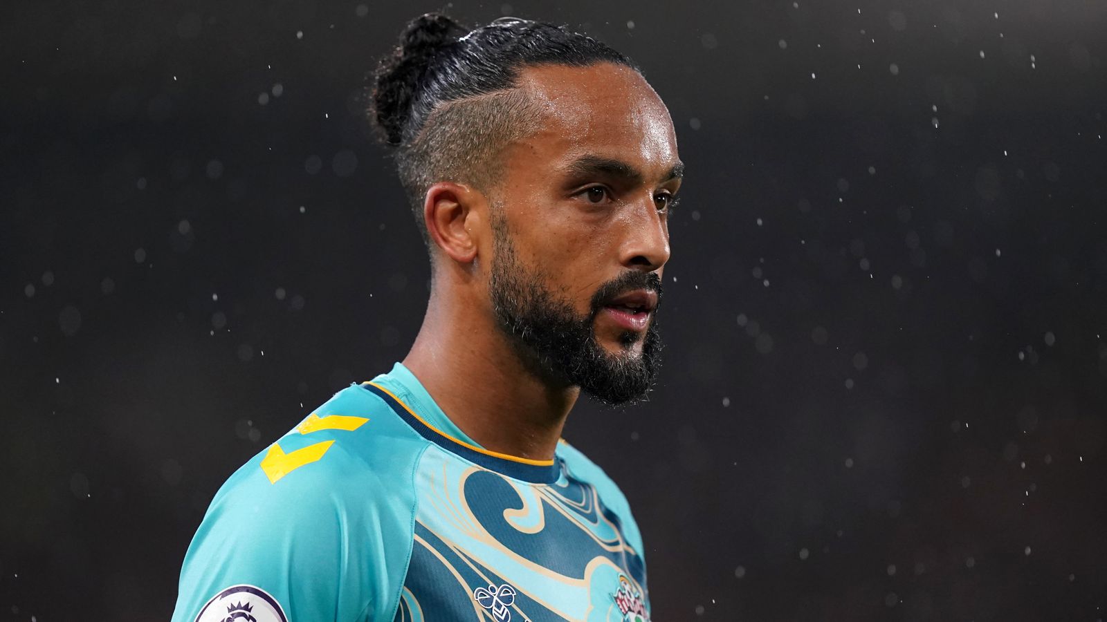 Walcott retire from football