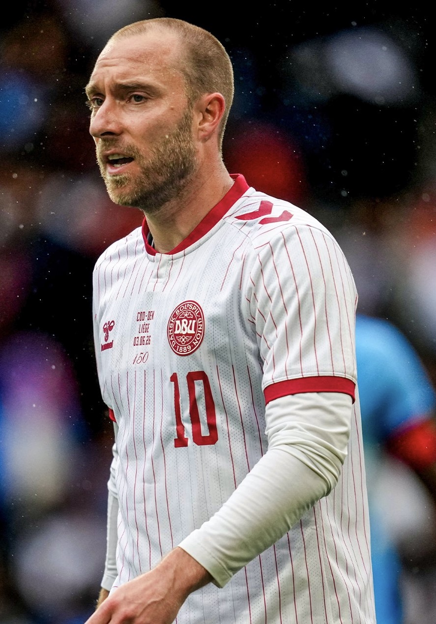 Eriksen collapses again on the pitch, match against Ukraine suspended.