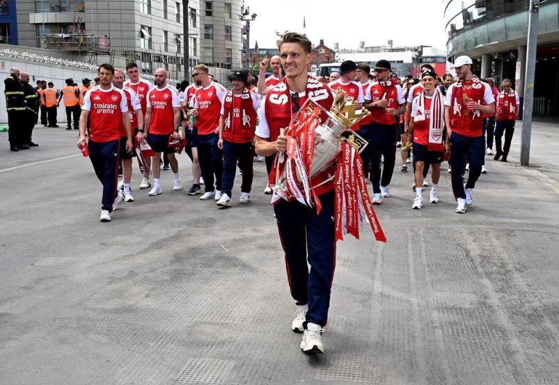 Arsenal Fans Celebrate Premier League Triumph Despite Champions League Heartbreak