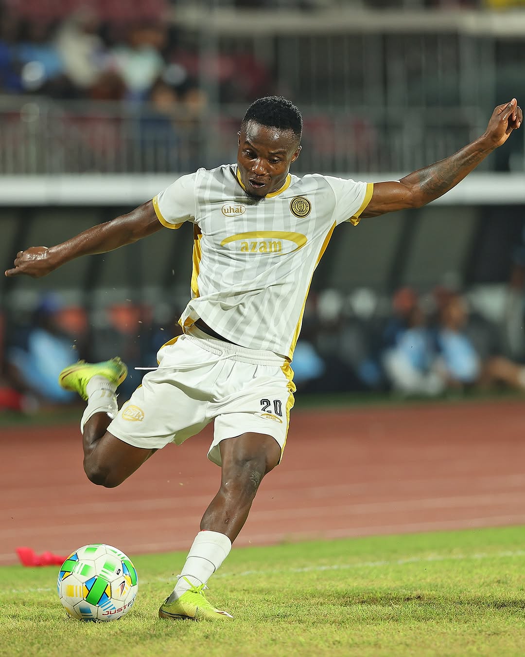 Simba yamtaka beki Azam Fc