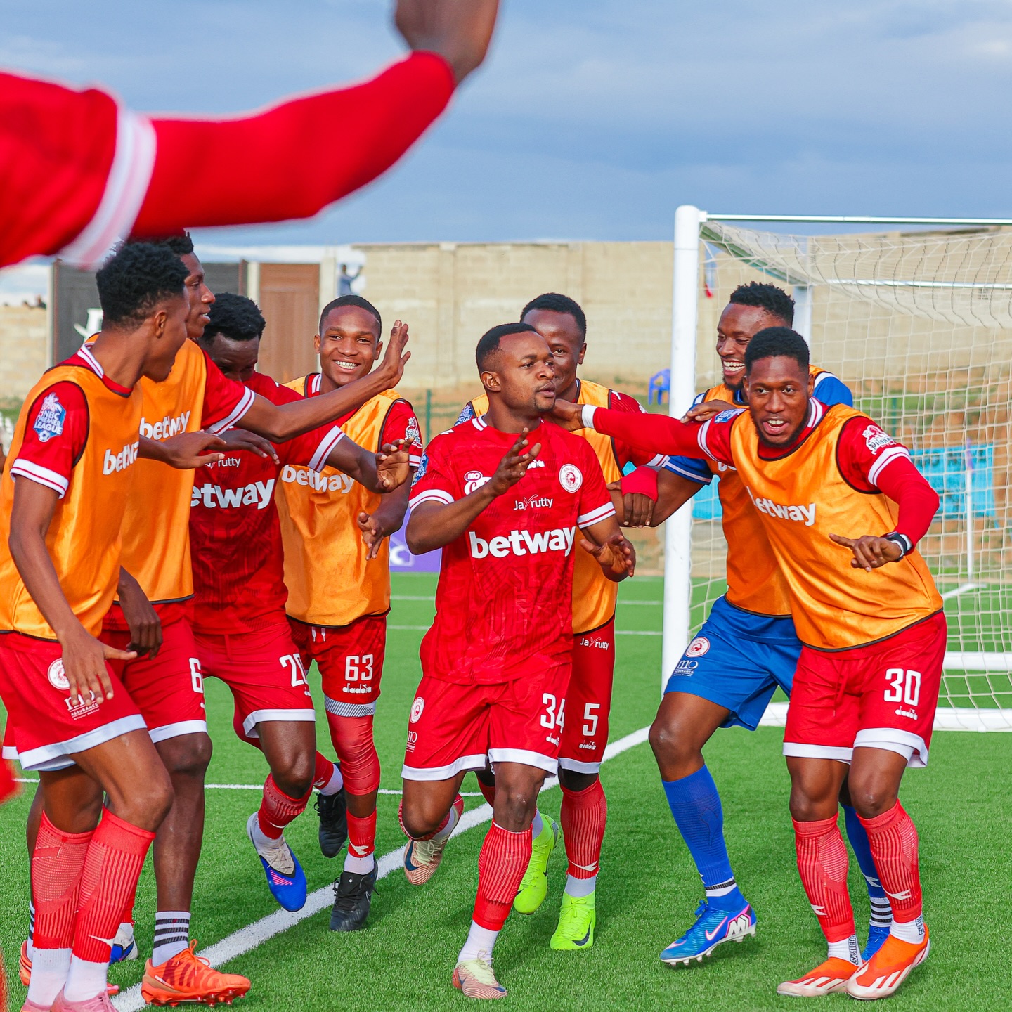 Mpanzu Late Goal Seals 2–1 Victory for Simba Against Singida Black Stars